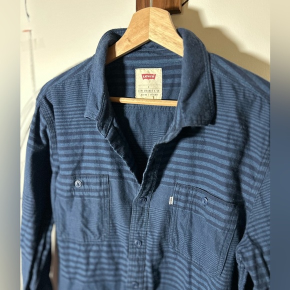 Levi’s Men’s Blue Striped Button Down Shirt, Size Large with Pockets - Picture 3 of 9